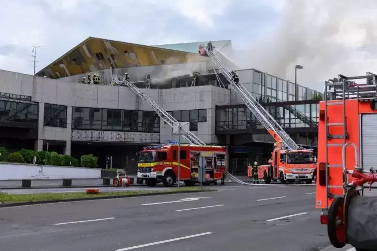 Bis in die Nacht hinein löschte die Feuerwehr den Brand in der Mainzer Rheingoldhalle. Foto: dpa 