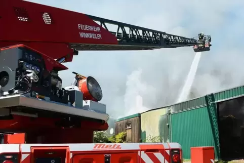Zwischen 70 und 80 Feuerwehrleute waren am Mittwoch im Einsatz, um den Brand einer Lagerhalle zu löschen.  Foto: Loeffel 