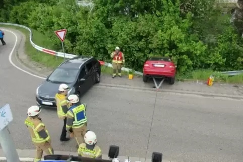 Der Pkw des Unfallfahrers musste von den Rettungskräften aus dem Graben gezogen werden. Foto: FEUERWEHR WINNWEILER 
