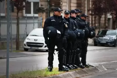 Gibt es genügend Polizeibeamte in Landau oder nicht? Hier sind welche im Einsatz bei der bisher letzten Demo in Landau.  Foto: v