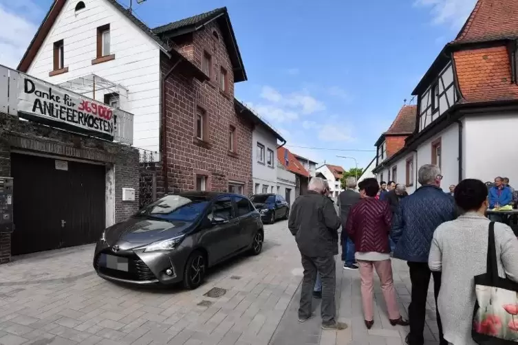 Gegner des Straßenausbaus machten ihrem Ärger über ein Plakat an einem Geländer Luft. Foto: Mehn