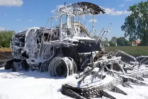 Fünfstellig dürfte der Schaden an dem Häcksler sein. Foto: feuerwehr