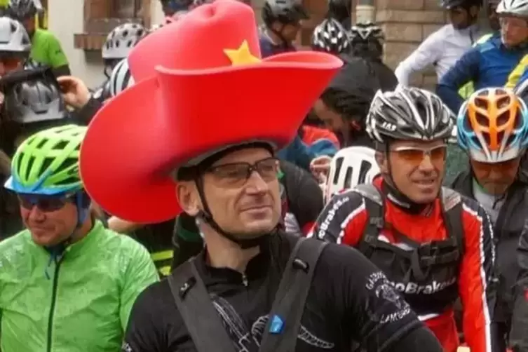 Mann mit rotem Westernhut: Die Kopfbedeckung behinderte bei hohem Tempo allerdings die Sicht des Mountainbikers Jörg Maurer. Fot