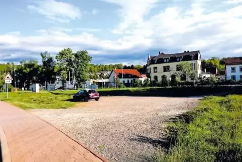 Hier wird jetzt zügig der sogenannte Kiss-and-ride-Parkplatz gebaut, der es ermöglicht, kurz zu parken, um jemanden zum Zug zu b