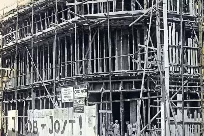 Eindrucksvoll ist das Eisenskelett, das beim Bau des Kaufhauses Jost für die Armierung der Betonwände errichtet wurde. Am 4. Aug