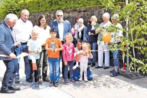 Rudolf van Venrooy, Georg Visse, Sabrina Müller, Michael Zwick (von links) überließen das Durchschneiden des Bandes den Kindern.