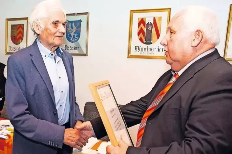 Albert Frank (links) wurde zum Rodalber Ehrenbürger ernannt. Die Ernennungsurkunde überreichte Bürgermeister Wilhelm Matheis.