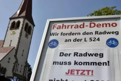 Eine gute Stunde waren die Demonstranten im Ort und auf der Landesstraße unterwegs. Foto: BOLTE