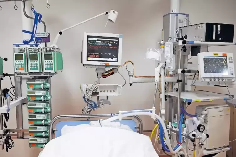 Das EKG von Patienten, die einen Schlaganfall hatten, wird an die Apoplex-Server übertragen, die Daten werden ausgewertet und zu