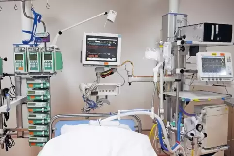 Das EKG von Patienten, die einen Schlaganfall hatten, wird an die Apoplex-Server übertragen, die Daten werden ausgewertet und zu
