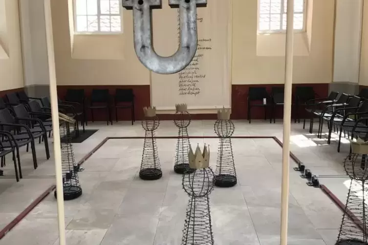 Sechs Mini-Roboter ziehen bei Christoph Steegers kinetischer Installation egomanisch ihre Kreise. Die Buchstaben-Installation mi
