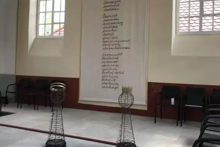Auch eine Text- und Soundinstallation mit lauter W&ouml;rtern mit dem Pr&auml;fix &Uuml;ber steuerte Johannes G&ouml;bel bei. Foto: P&ouml;schl