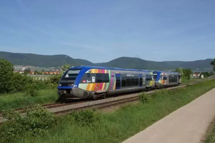 Für den einzigen Zug von Neustadt nach Straßburg stehen derzeit nur die kleinen Triebwagen mit dem Spitznamen „Blauwal“ zur Verf
