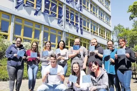 Flagge zeigen für Europa: Lehrkräfte der BBS.