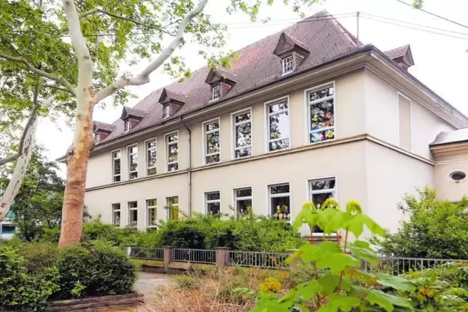 Der Schillerbau wurde Anfang des 20. Jahrhunderts erbaut und bildet zusammen mit dem Luitpoldbau und drei weiteren Einzelgebäude Der Schillerbau wurde Anfang des 20. Jahrhunderts erbaut und bildet zusammen mit dem Luitpoldbau und drei weiteren Einzelgebäude