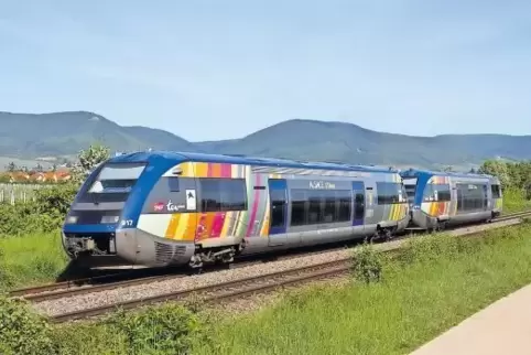 Derzeit stehen für den einzigen Zug von Neustadt nach Straßburg (hier bei Edesheim) nur die kleinen französischen Triebwagen der