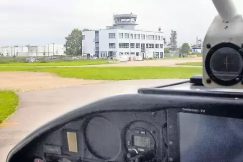 Tower-Gebäude direkt im Blick: Sicht aus dem Cockpit einer gelandeten Maschine am Flugplatz Speyer.