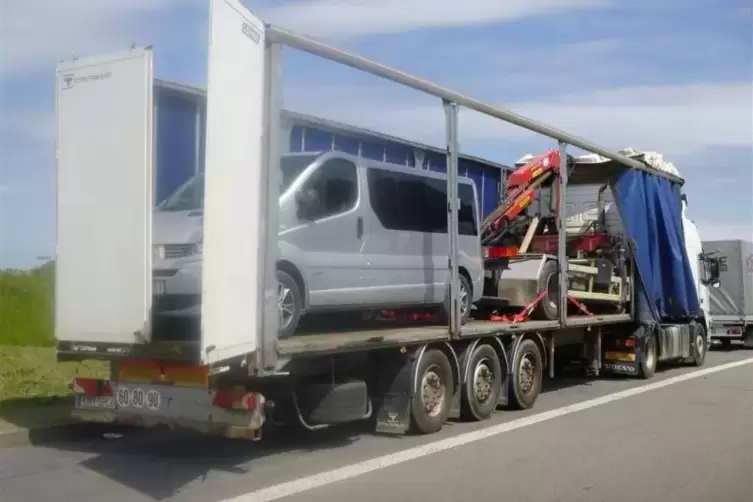 Siebeneinhalb Stunden lang haben Polizisten einen Lastwagen auf einem Autobahnparkplatz bei Kirchheimbolanden kontrolliert. Foto