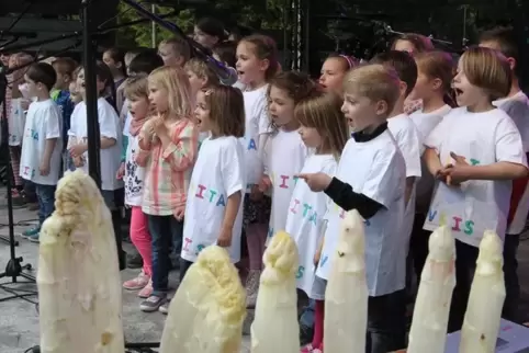 Singen bei der Eröffnung das Spargellied: die Kinder der Dudenhofener Kita Naseweis.  Foto: Lenz 