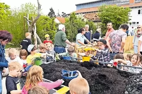 Kompost für die Blühfläche: Die Kita-Kinder packen mit an.