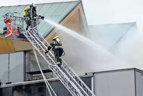 Die Löscharbeiten gestalteten sich schwierig, da das Feuer in der Dachkonstruktion der Rheingoldhalle ausgebrochen war.