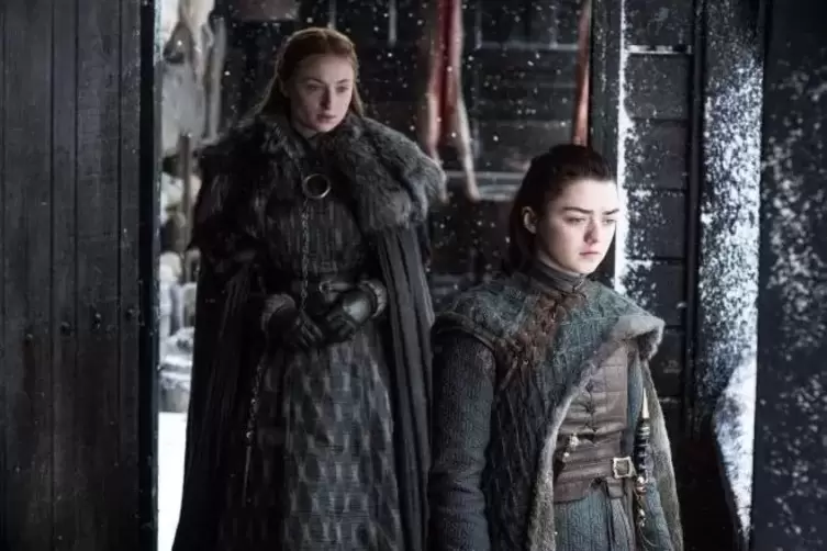 Vielleicht bald Königin: Sansa (links) mit Schwester und Super-Ninja Arya Stark (rechts).  Foto: IMago Images/ Cinema Publishers