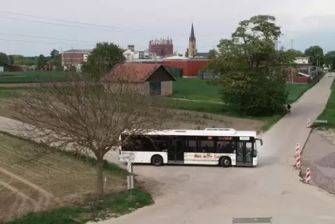 Scharfe Kurve für den Bus auf der Umleitungsstrecke.  Foto: van