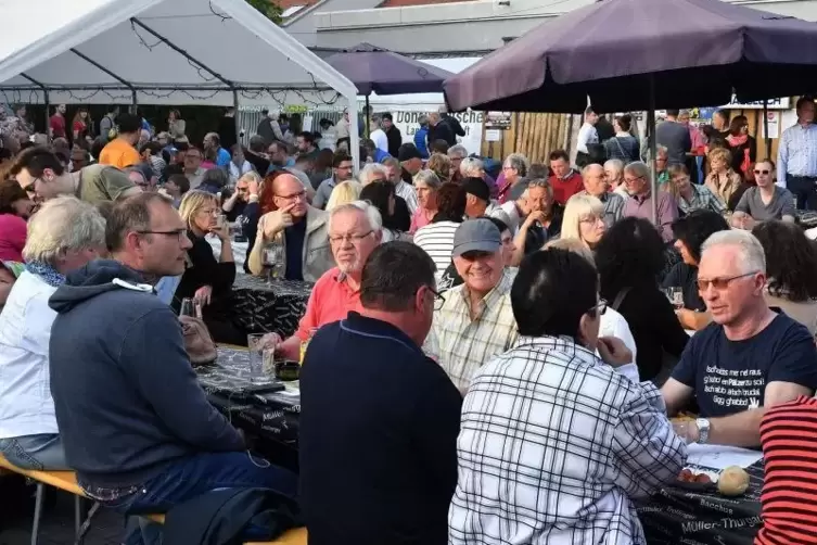 Voll besetzte B&auml;nke: Die Weintage ziehen viele Besucher an. Foto: Mehn