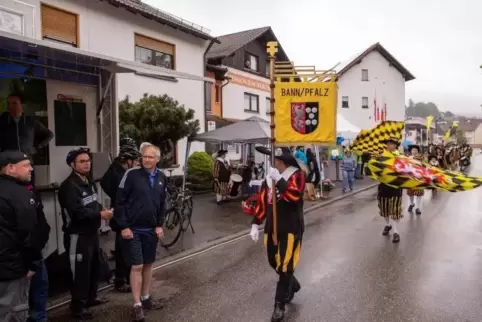 Dunkle Wolken und strömender Regen: Die Eröffnung des Radelspaßes in Bann – hier mit dem örtlichen Fanfarenzug – war am Sonntagm