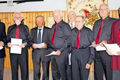 Hartmut Doppler (links), der Präsident des Chorverbands Pfalz, ehrte gemeinsam mit Wilfried Bierhenkel (Mitte hinten), dem Vorsi