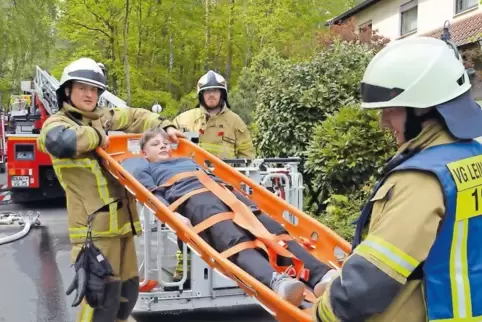 Von der Jugendfeuerwehr Carlsberg kamen, die Opfer, die von den Aktiven aus dem Neuen Sonnenhof gerettet werden mussten.