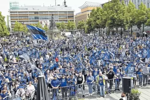 Etwa 500 Waldhof-Anhänger feierten eine Party auf dem Paradeplatz.