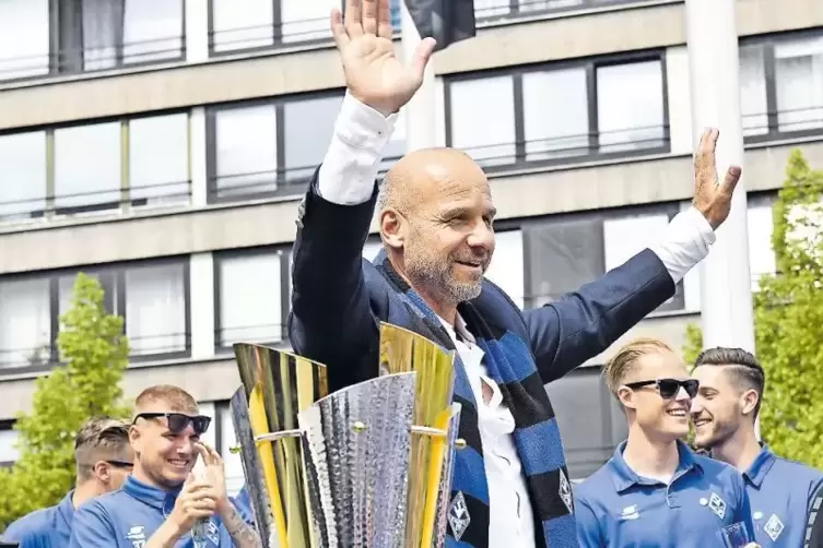 Gl&uuml;ckliches Paar: Trainer Bernhard Trares und die Meisterschale.