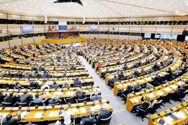 Nur 750 Kilometer voneinander entfernt, und doch zwei sehr verschiedene Welten: Blick in den Plenarsaal des Europaparlaments in 