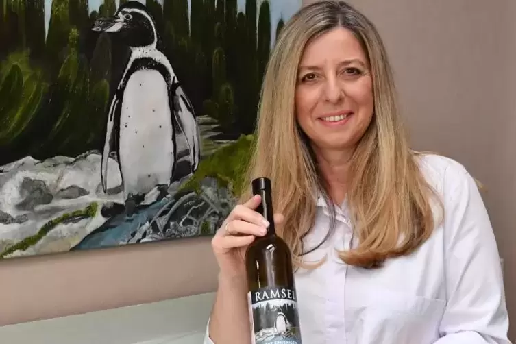 Beitrag für den Artenschutz: Andrea Ramsel mit dem „Pinguin-Wein“  Foto: Mehn