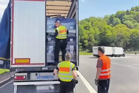 Hat die Drohne angezeigt, dass die Plane oben zerschnitten ist, könnten Personen auf der Ladefläche sein.