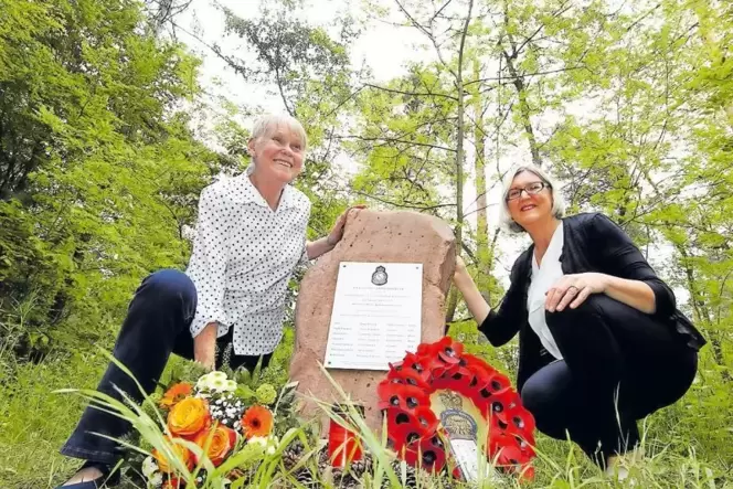 Am Gedenkstein für die Absturzopfer: Judy Midglay (links) mit ihrer Tochter Lyn Sherington.