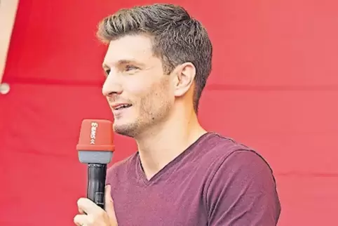 Jan Overhausen gewinnt den Comedy-Förderpreis auf dem Schlossplatz.