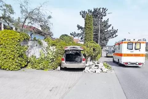 In einer Gartenmauer ist diese Fahrt geendet.
