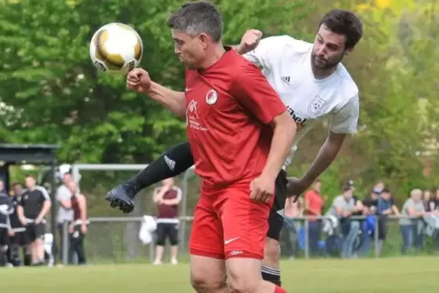 In dieser Szene hat Christian Licht (VfR Offenbach-Hundheim, rot) die Oberhand. Am Ende aber triumphierte Björn Müller mit Reich