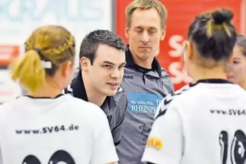 Für die nächste Saison will Trainer Rüdiger Lydorf (Dritter von links ) mit den SV-Handballerinnen eine weitere Abwehrvariante e