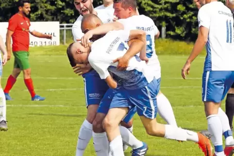 Rodrigo Paiva Pereira (vorne) erzielte das 1:0 für Schauernheim.