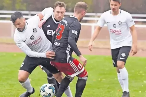 Auch im Hinspiel im Oktober war Arminia-Kapitän Nico Pantano (links), hier gegen Tobias Breuner, ein Aktivposten gegen Pfeddersh
