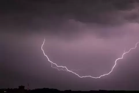 Kurze aber heftige Unwetter lösten in der Nacht auf Montag viele Einsätze von Polizei und Feuerwehr aus.  symbolfoto: dpa