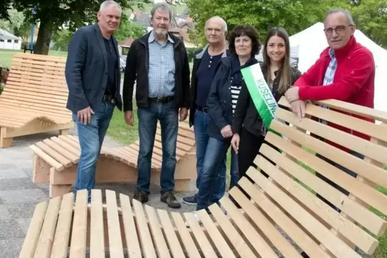 Spendenübergabe mit Kuseline Lena Geuer – (von links): Thomas Danneck, Michael Klein, Wilfried und Ingrid Koch und Dieter Korb. 