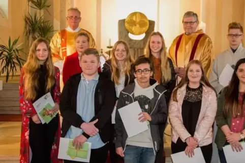Don-Bosco-Jugendpreisträger der Kirchengemeinde Kusel: Vordere Reihe von links: Sophia Kisner, Wiktor Maj, Szymon Michalski, Mic