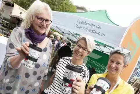 Präsentierten den Lautrer Kaffeebecher: Ute Speyerer-Gauda, Petra Adam, Beate Kimmel (von links). Foto: VIEW