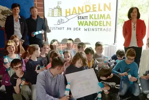 Klimaschutzmanager Marcel Schwill übergibt den Preis an die Schüler.  Foto: Linzmeier-Mehn