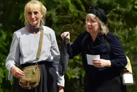 Station Samenklenge: Die beiden Waldfrauen Babette (Renate Bremicker, links) und Lisbeth (Anette Aul) treffen sich zum Tratsch. 