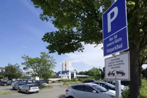 Seit zwei Jahren dürfen auf einer Reihe von Stellplätzen in der Nähe des Hallenbads nur noch Bade- und Saunagäste parken. Foto: 